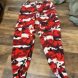 Camo-fitten pants